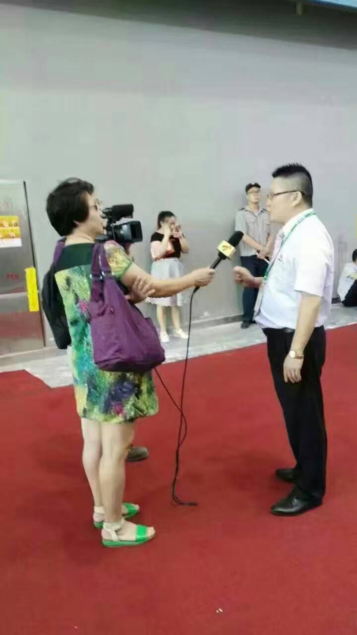 廣東電視臺正在采訪漆強化工總經理張總2