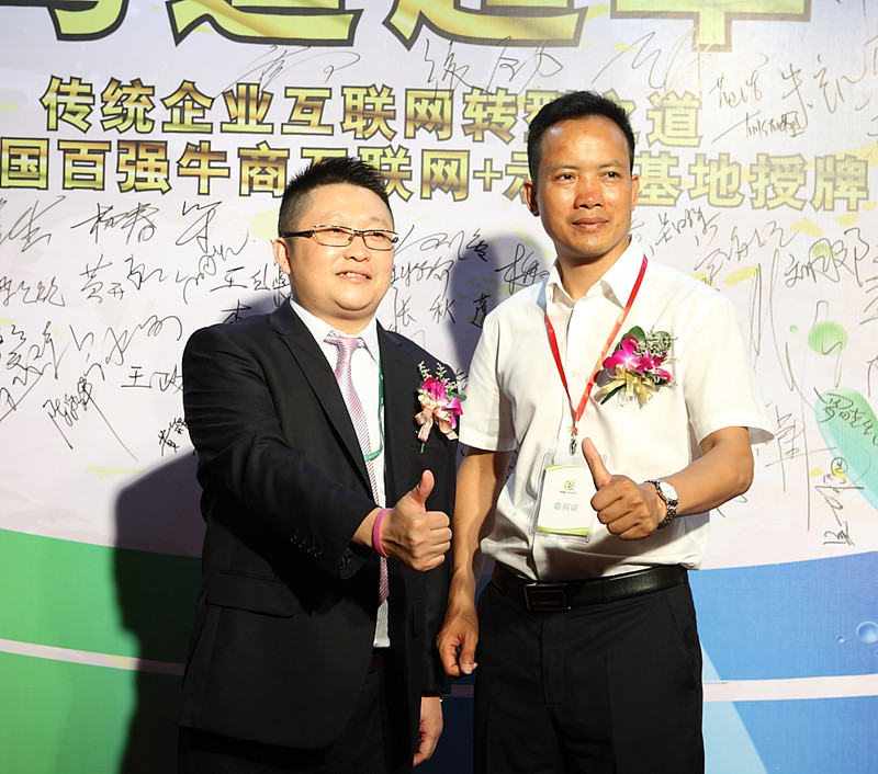 漆強(qiáng)總經(jīng)理張總（左）和單仁集團(tuán)佛山分公司總經(jīng)理葉秋沃（右）