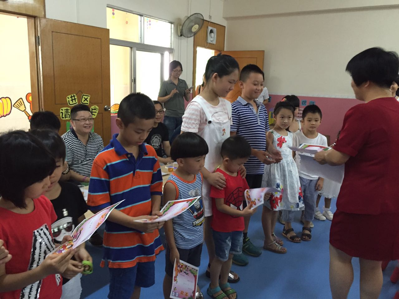 羅定市殘疾人聯合會吳理事長為獻愛心的孩子們頒發(fā)獎狀，以資鼓勵