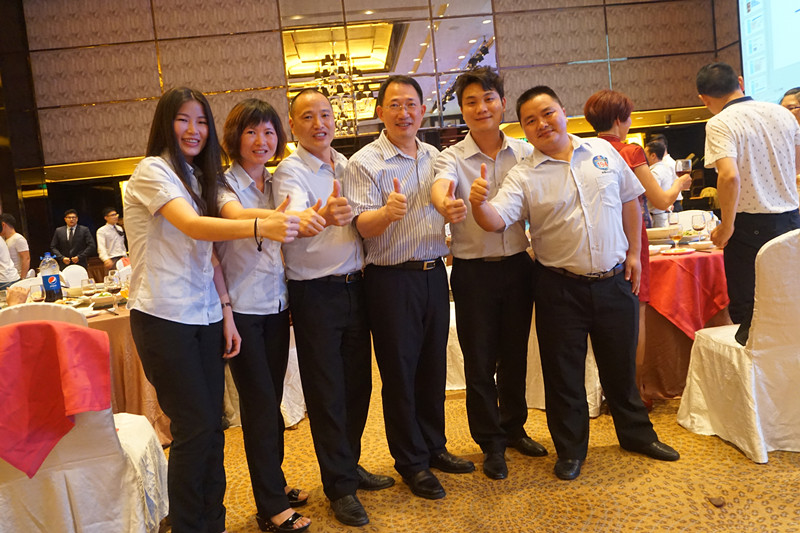 漆強(qiáng)化工網(wǎng)絡(luò)團(tuán)隊(duì)與CCTV-2 央視財(cái)經(jīng)評(píng)論員、單仁資訊集團(tuán)董事長(zhǎng)單仁合影(右三)