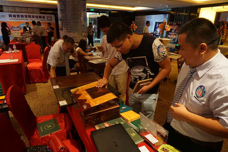 漆強(qiáng)化工為參展客戶講解產(chǎn)品