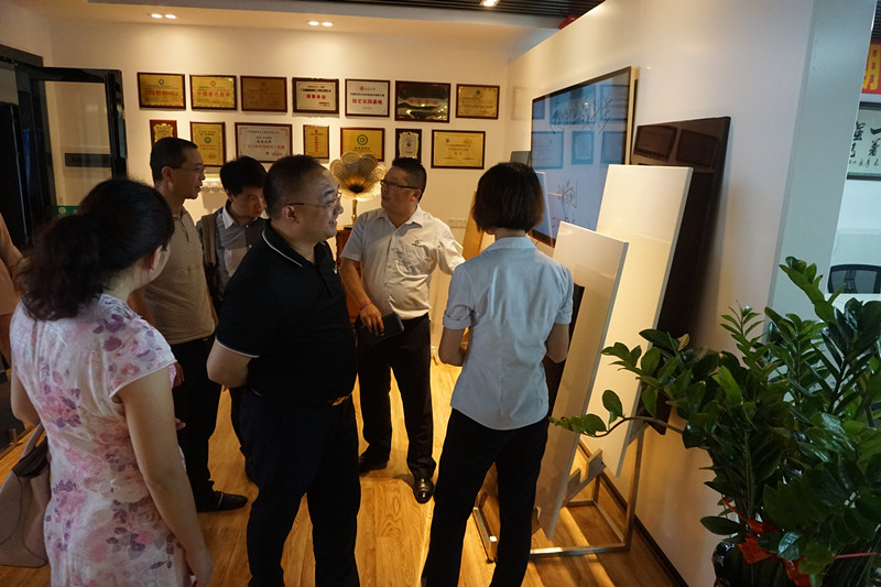 家居產業(yè)鏈執(zhí)行會長李江先生一行人蒞臨漆強化工參觀指導