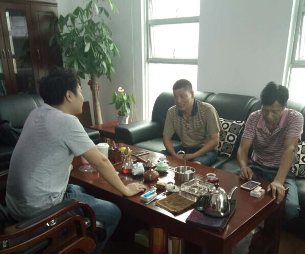 漆強(qiáng)化工業(yè)務(wù)蘇經(jīng)理(左)與江西南康客戶(hù)(右)