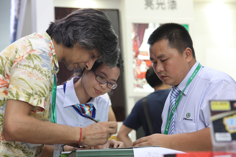 漆強(qiáng)化工家具廠在廣博會(huì)接待浙江客戶場(chǎng)面