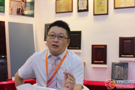 漆強化工在13屆中博會接受慧聰采訪