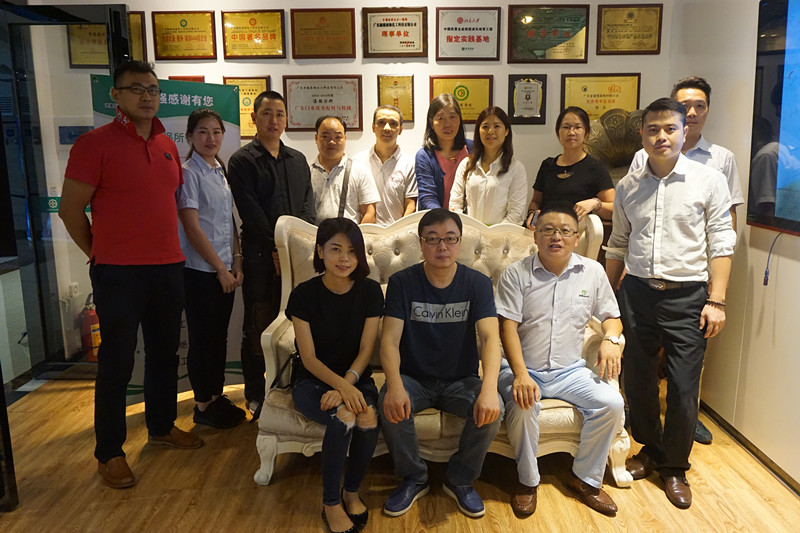 漆強化工張總和創(chuàng)品牌黃埔一期的同學(xué)合影