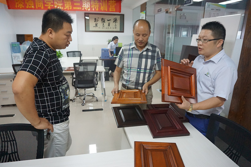 李會長和周理事被漆強水性漆所做的產(chǎn)品效果所吸引