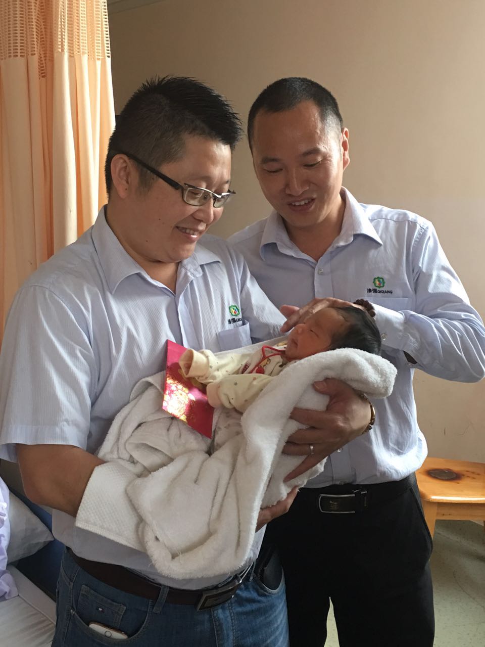 漆強(qiáng)化工總經(jīng)理張文探望員工