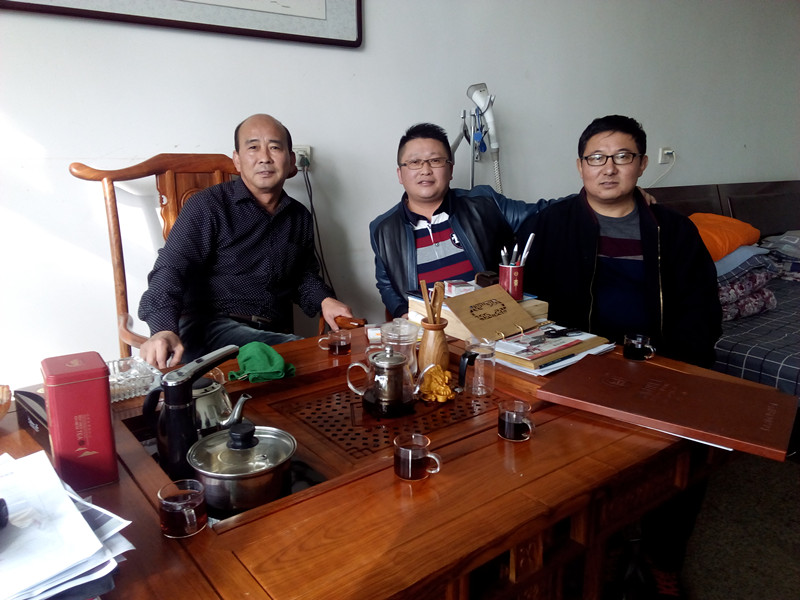 漆強(qiáng)化工總經(jīng)理張文(中)與河北正定漆豐總代理房志堅（右）