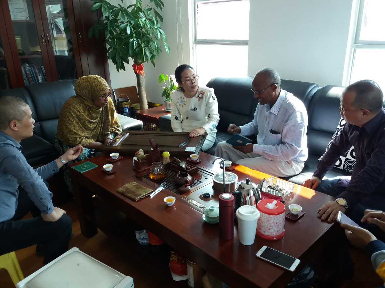 mohamud一行人來(lái)到了漆強(qiáng)化工生產(chǎn)基地參觀指導(dǎo)