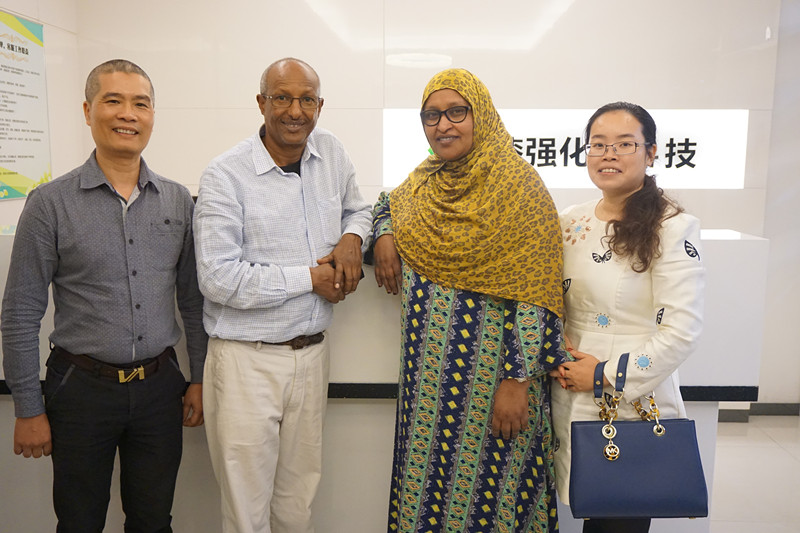 銷(xiāo)售經(jīng)理黃茂勝（左一） mohamud（左二）一行人合影