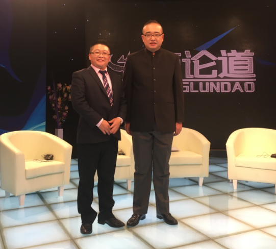 漆強總經(jīng)理：張文(左)和央視主持人：朱軼(右)合影