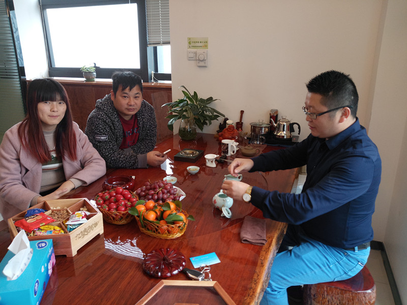 福建泉州陳總（左一）、曾總（左二）和漆強化工總經(jīng)理張文（右一）