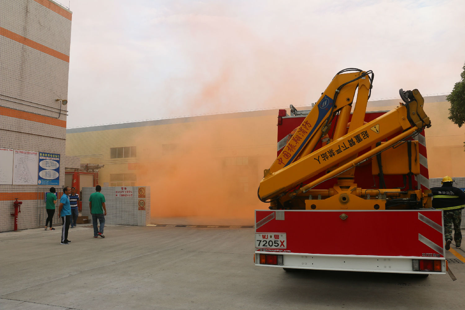 漆強(qiáng)化工消防演練 (1)