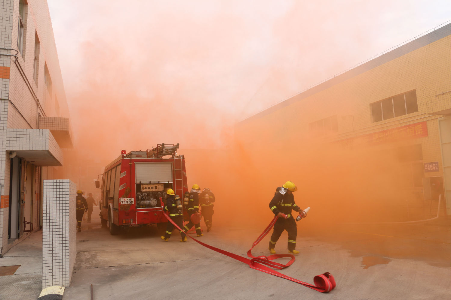 漆強(qiáng)化工消防演練 (3)